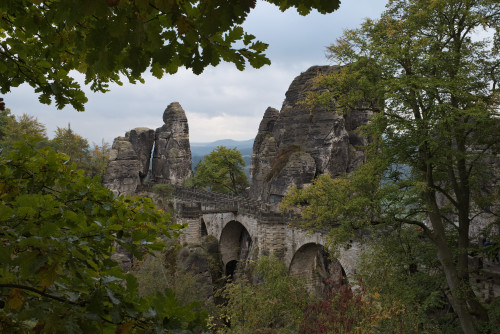 Die Bastei ist die berühmteste Felsformation der Sächsischen Schweiz und daher auch das beliebteste Ausflugsziel der Region. Einst trieben hier Raubritter ihr Unwesen. Dann kamen die Romantiker. Heute ist die Bastei die beliebteste Sehenswürdigkeit. Von der Basteiaussicht aus (die aus Sicherheitsgründen zur Hälfte gesperrt werden musste) bietet sich ein einmaliges Panorama mit Blick auf zahlreiche Sehenswürdigkeiten wie den Lilien- oder den Königstein. Durch die Felsformation zieht sich eine 76,5m lange Brücke. Von der Basteibrücke im Elbsandsteingebirge genießt man ebenfalls einen fantastischen Ausblick. Über die Brücke gelangt man zudem auch zur bekannten Ruine der Felsenburg Neurathen. Sie ist die größte mittelalterliche Felsenburg der Region. Weitere imposante Aussichtspunkte, wie der Ferdinandsfels und das Kanapee bieten spektakuläre Weitblicke in und über das Elbtal und das Elbsandsteingebirge.