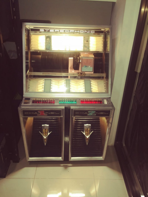 COSTA RICA'S CALL CENTER has a 1959 SEEBURG 222 JUKEBOX ,